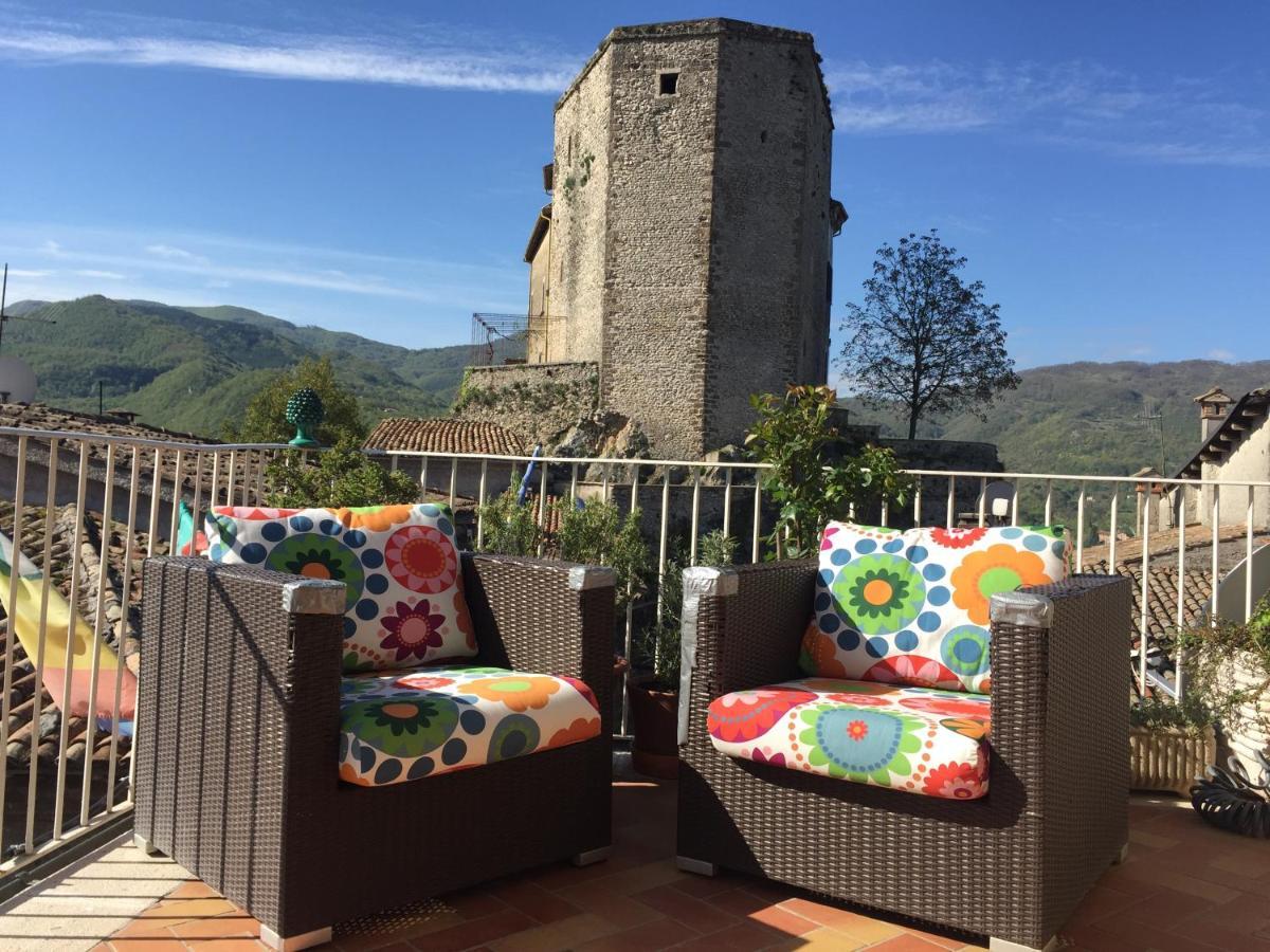 Stanza Privata In Attico Con Terrazza - Lakeholiday It Castel di Tora Exterior photo